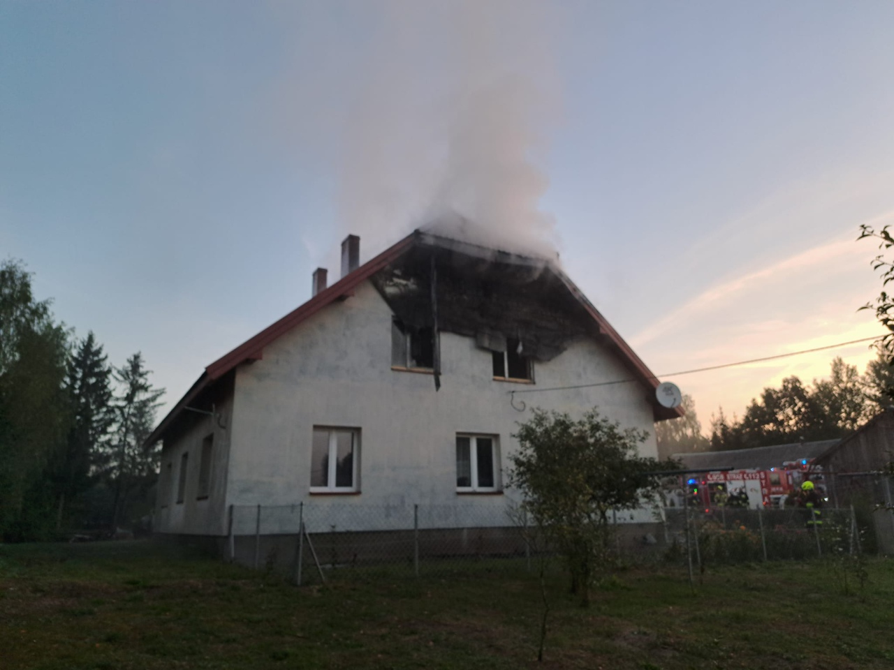 Pożar domu w Cyku. Straty oszacowano na około 100 tysięcy [08.09.2023] - zdjęcie #3 - eOstroleka.pl