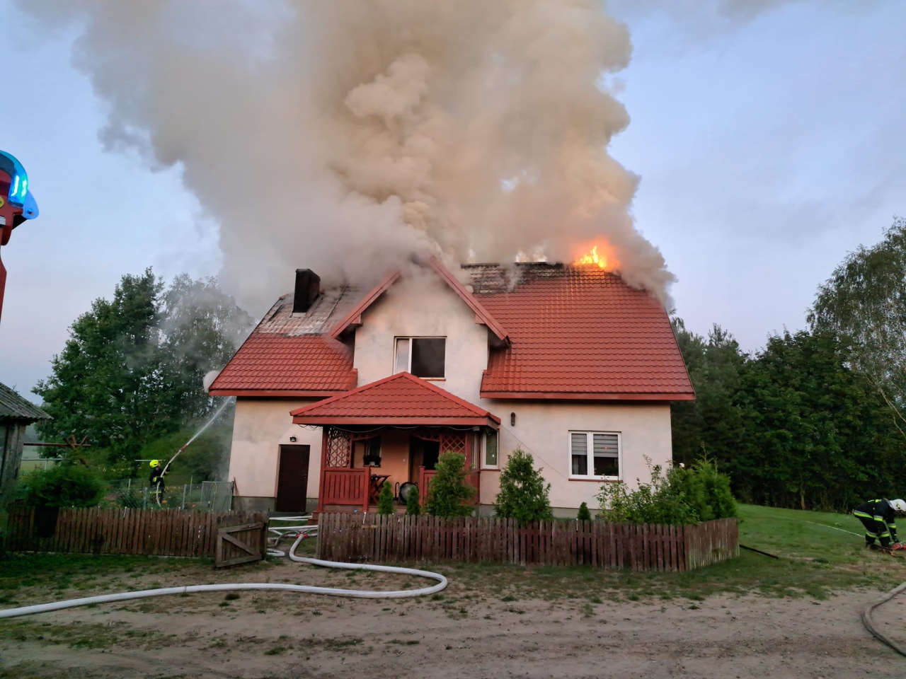 Pożar domu w Cyku. Straty oszacowano na około 100 tysięcy [08.09.2023] - zdjęcie #5 - eOstroleka.pl