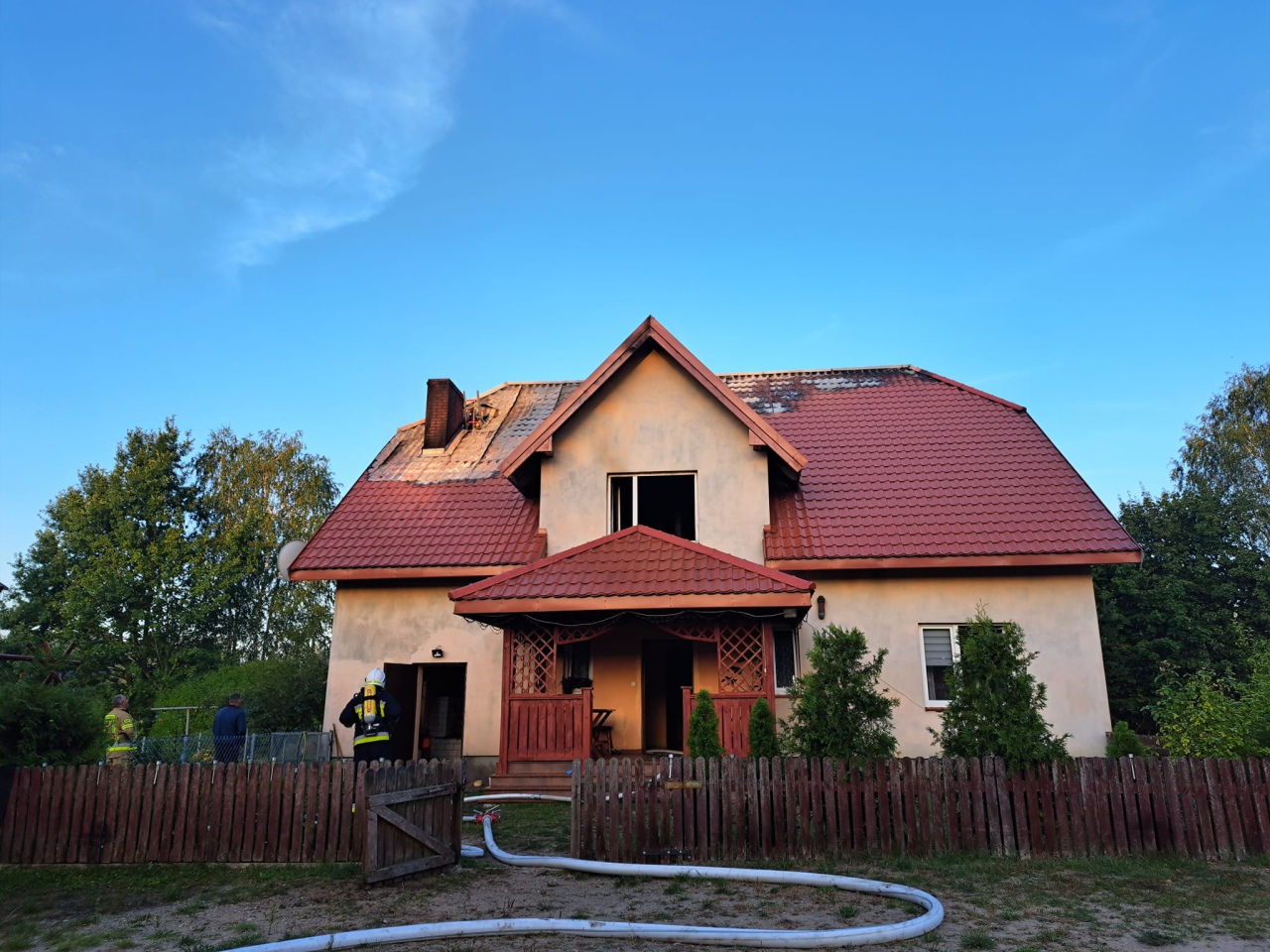 Pożar domu w Cyku. Straty oszacowano na około 100 tysięcy [08.09.2023] - zdjęcie #8 - eOstroleka.pl