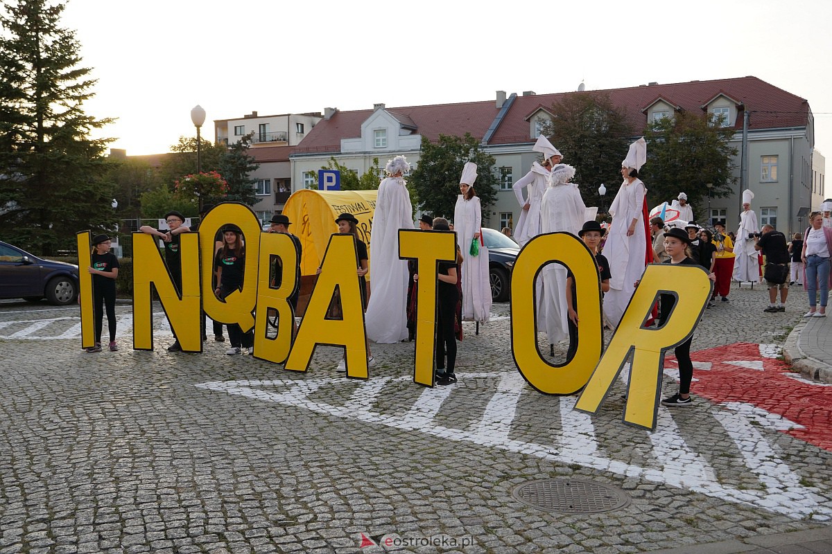 InQbator 2023: Barwna parada teatralnej trupy ulicami Ostrołęki [8.09.2023] - zdjęcie #1 - eOstroleka.pl