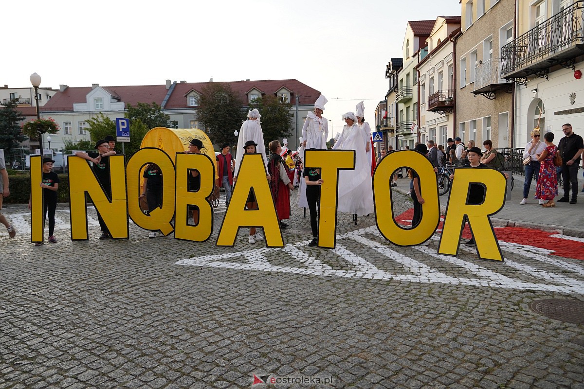 InQbator 2023: Barwna parada teatralnej trupy ulicami Ostrołęki [8.09.2023] - zdjęcie #104 - eOstroleka.pl