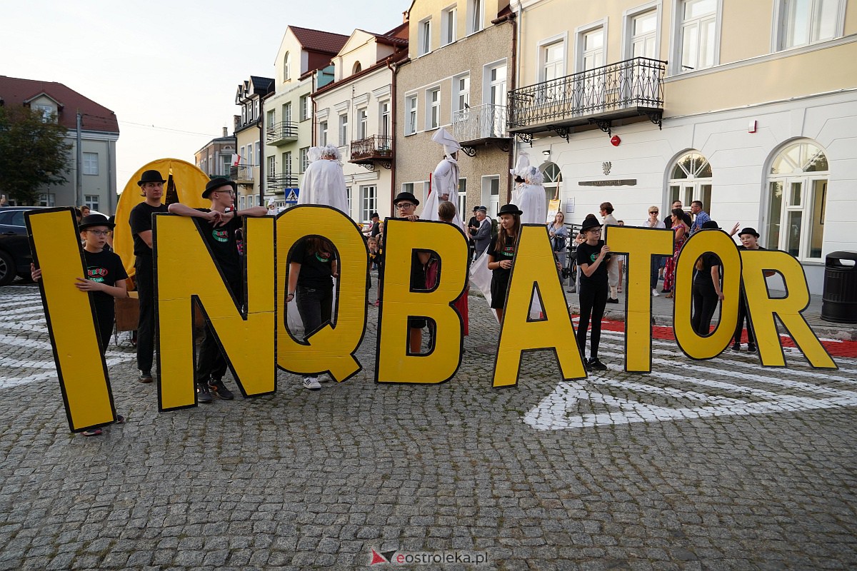 InQbator 2023: Barwna parada teatralnej trupy ulicami Ostrołęki [8.09.2023] - zdjęcie #3 - eOstroleka.pl
