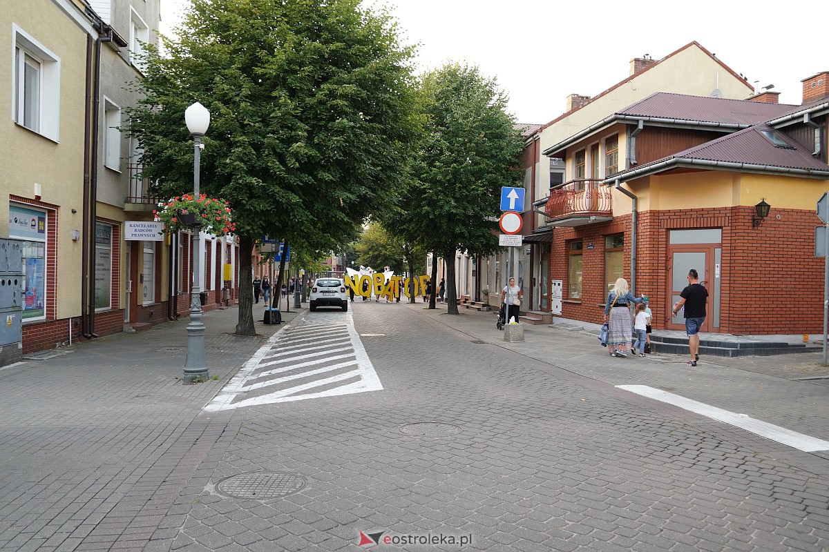 InQbator 2023: Barwna parada teatralnej trupy ulicami Ostrołęki [8.09.2023] - zdjęcie #4 - eOstroleka.pl