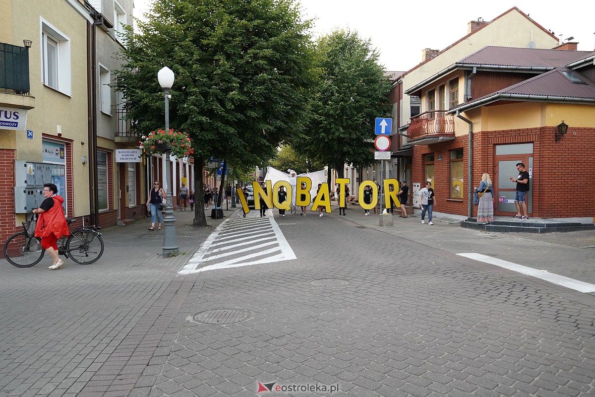 InQbator 2023: Barwna parada teatralnej trupy ulicami Ostrołęki [8.09.2023] - zdjęcie #101 - eOstroleka.pl