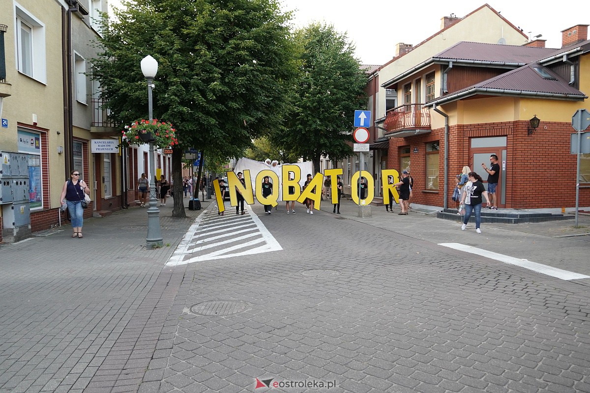 InQbator 2023: Barwna parada teatralnej trupy ulicami Ostrołęki [8.09.2023] - zdjęcie #6 - eOstroleka.pl