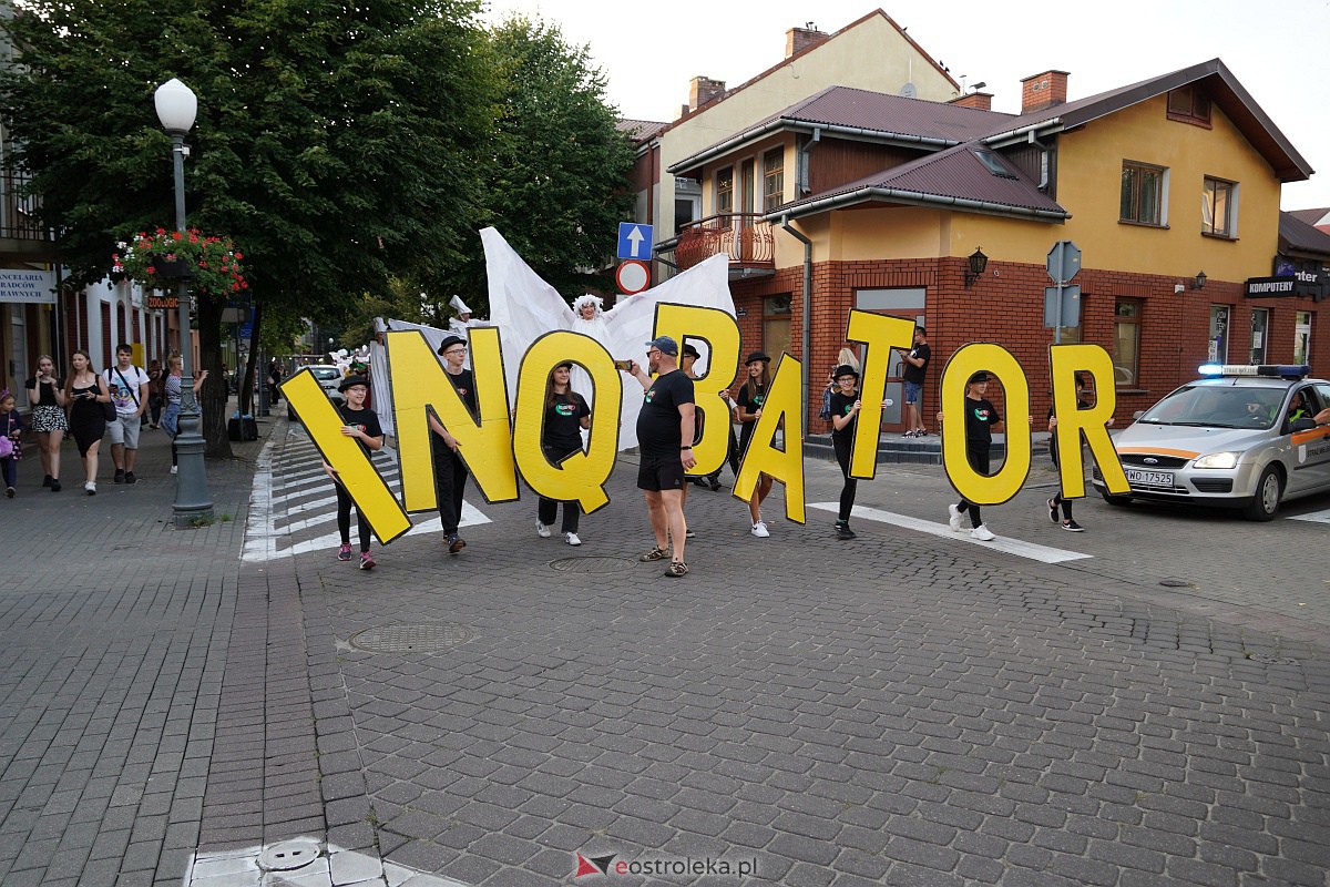 InQbator 2023: Barwna parada teatralnej trupy ulicami Ostrołęki [8.09.2023] - zdjęcie #7 - eOstroleka.pl