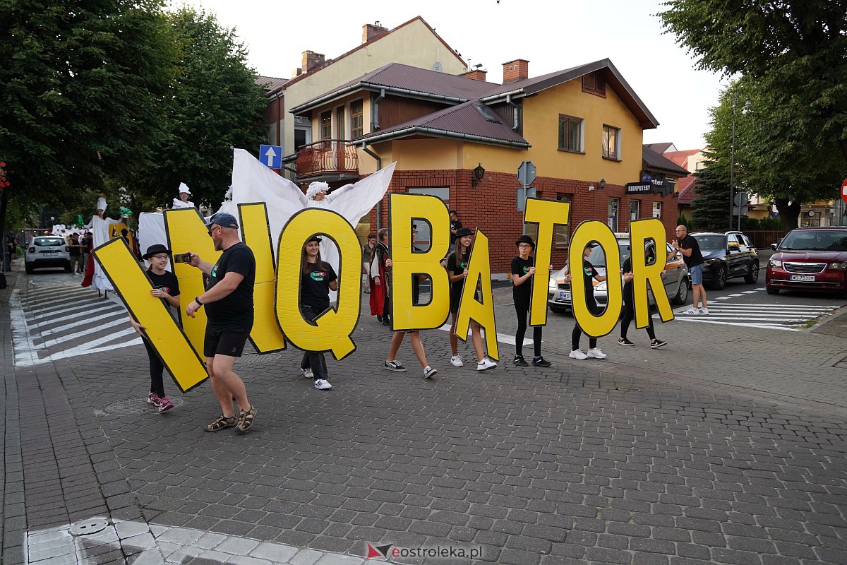 InQbator 2023: Barwna parada teatralnej trupy ulicami Ostrołęki [8.09.2023] - zdjęcie #8 - eOstroleka.pl