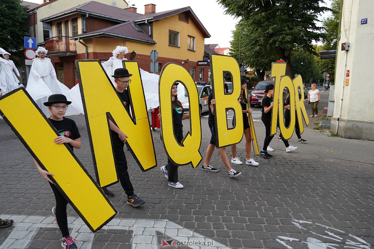 InQbator 2023: Barwna parada teatralnej trupy ulicami Ostrołęki [8.09.2023] - zdjęcie #9 - eOstroleka.pl