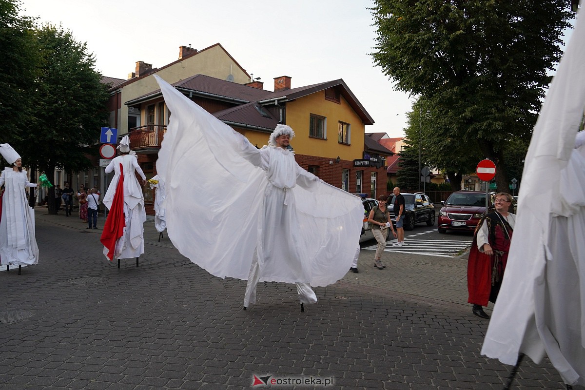InQbator 2023: Barwna parada teatralnej trupy ulicami Ostrołęki [8.09.2023] - zdjęcie #10 - eOstroleka.pl