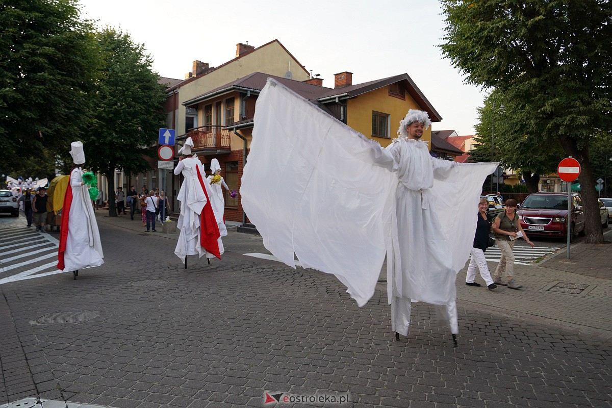 InQbator 2023: Barwna parada teatralnej trupy ulicami Ostrołęki [8.09.2023] - zdjęcie #11 - eOstroleka.pl