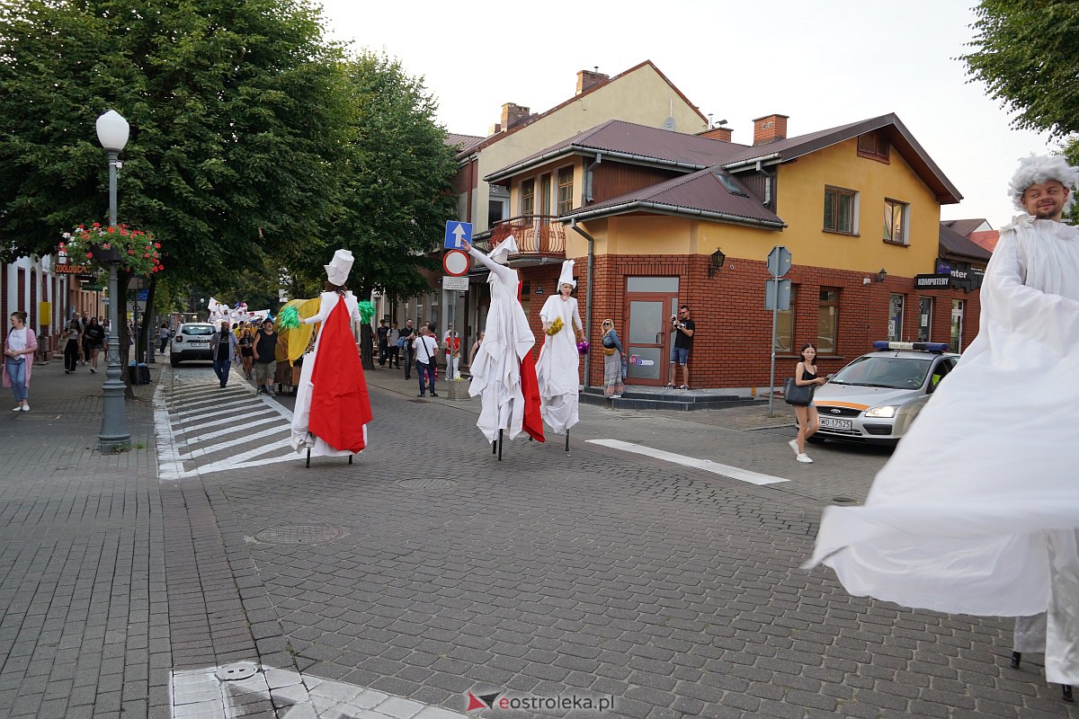 InQbator 2023: Barwna parada teatralnej trupy ulicami Ostrołęki [8.09.2023] - zdjęcie #12 - eOstroleka.pl