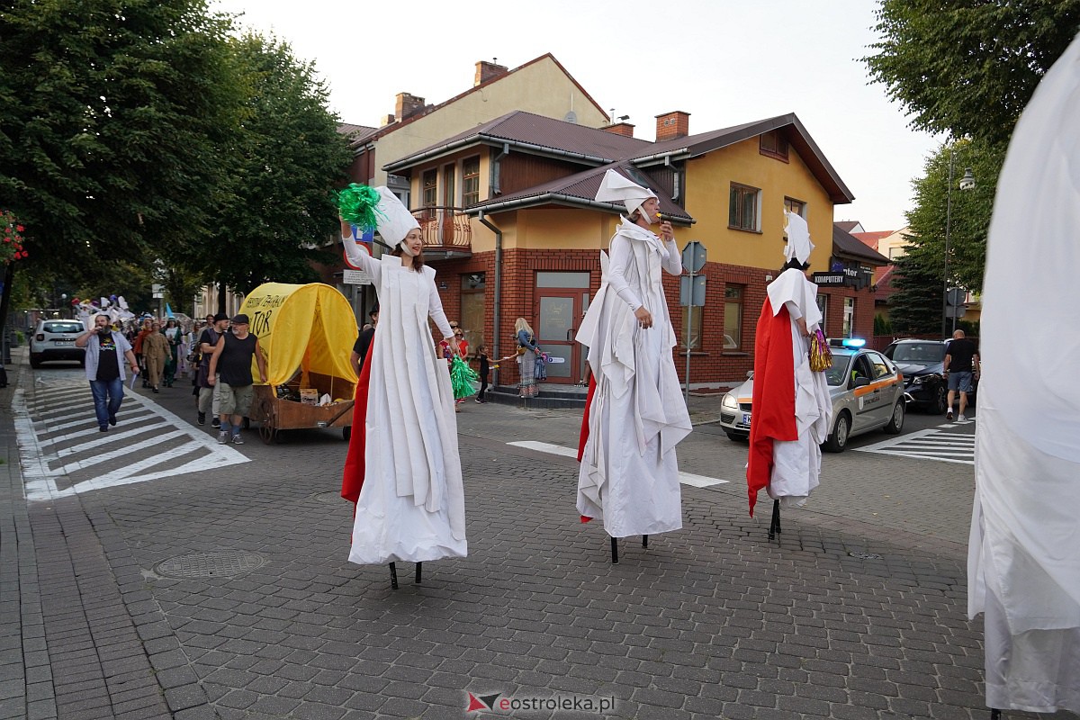 InQbator 2023: Barwna parada teatralnej trupy ulicami Ostrołęki [8.09.2023] - zdjęcie #13 - eOstroleka.pl
