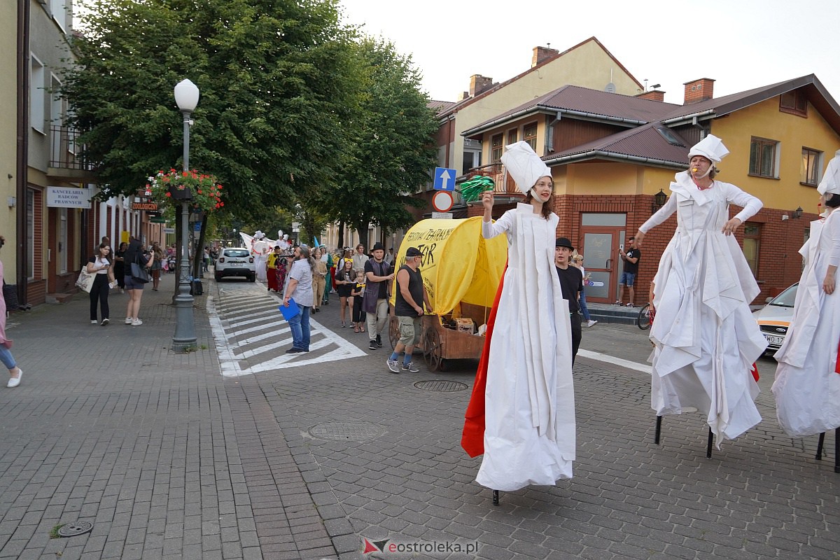 InQbator 2023: Barwna parada teatralnej trupy ulicami Ostrołęki [8.09.2023] - zdjęcie #14 - eOstroleka.pl