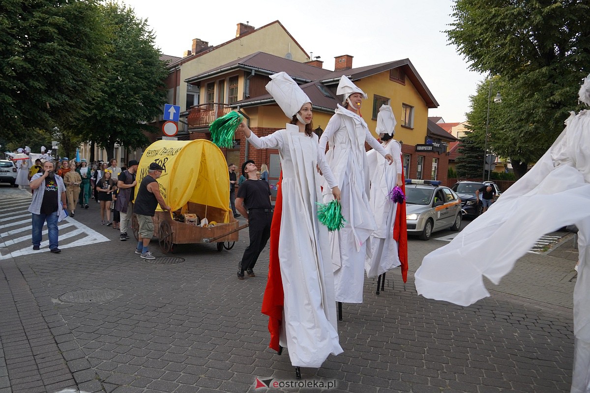 InQbator 2023: Barwna parada teatralnej trupy ulicami Ostrołęki [8.09.2023] - zdjęcie #15 - eOstroleka.pl