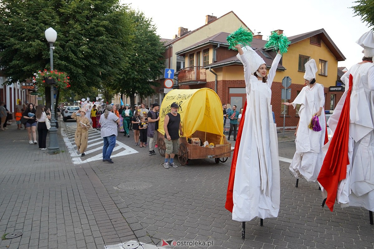 InQbator 2023: Barwna parada teatralnej trupy ulicami Ostrołęki [8.09.2023] - zdjęcie #16 - eOstroleka.pl