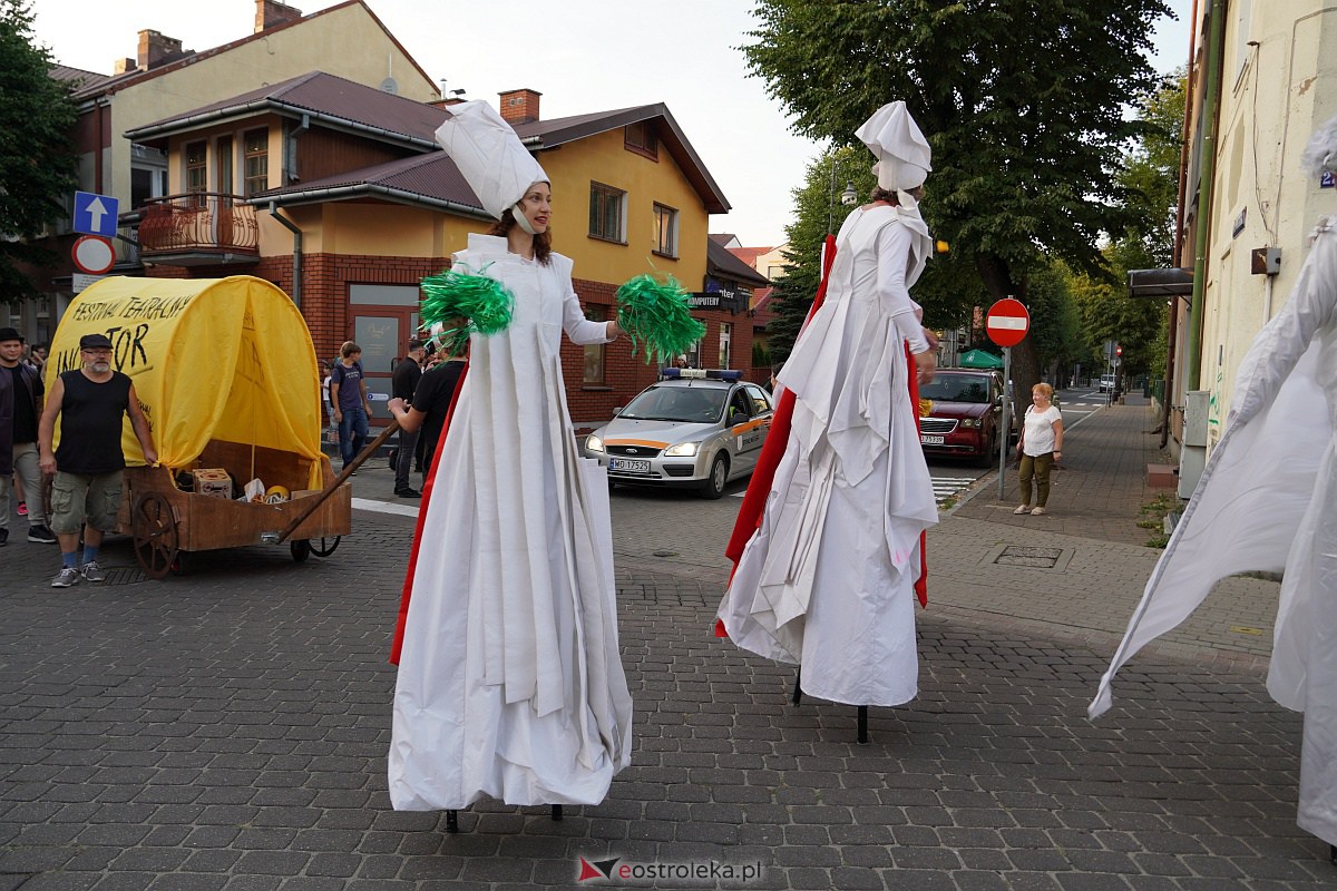 InQbator 2023: Barwna parada teatralnej trupy ulicami Ostrołęki [8.09.2023] - zdjęcie #17 - eOstroleka.pl
