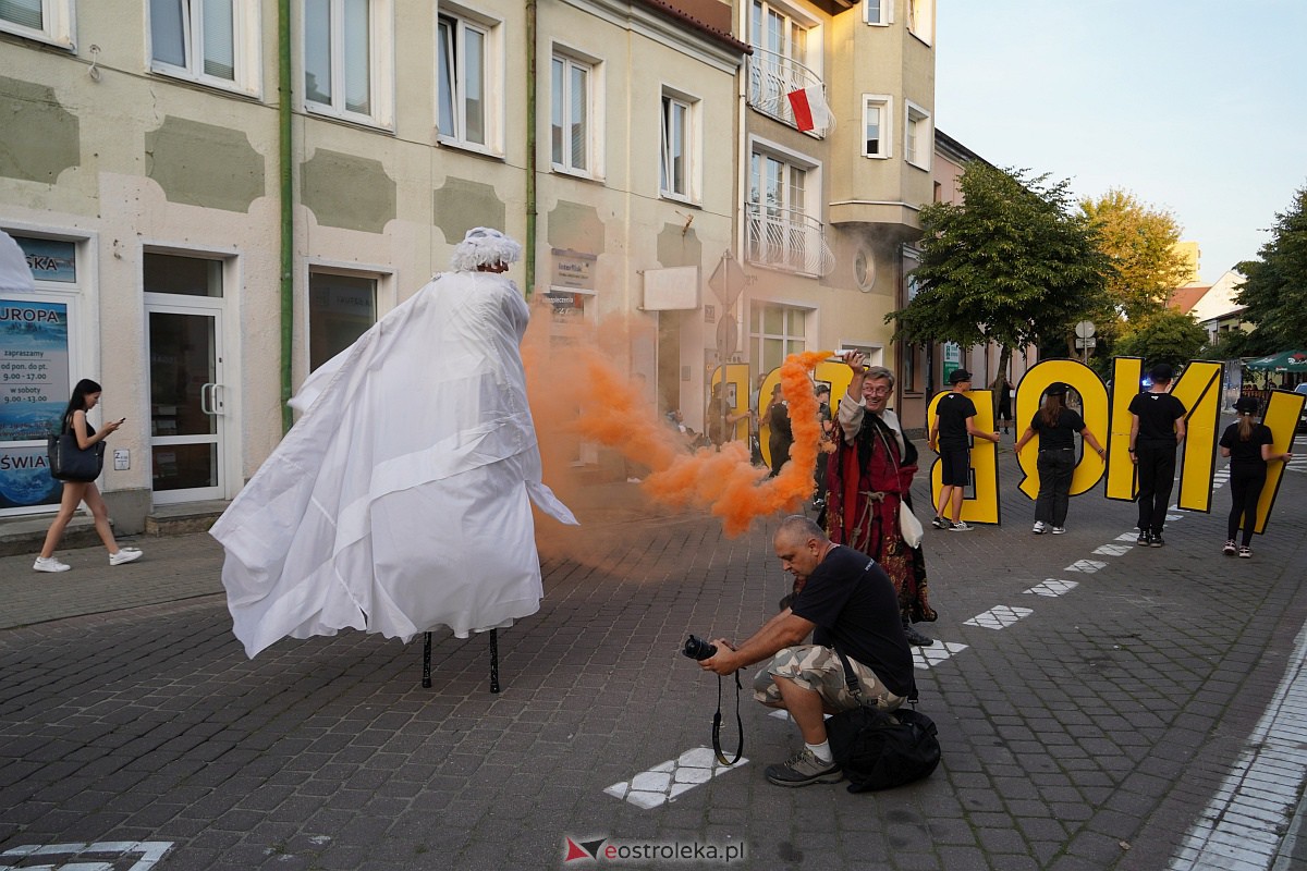 InQbator 2023: Barwna parada teatralnej trupy ulicami Ostrołęki [8.09.2023] - zdjęcie #18 - eOstroleka.pl
