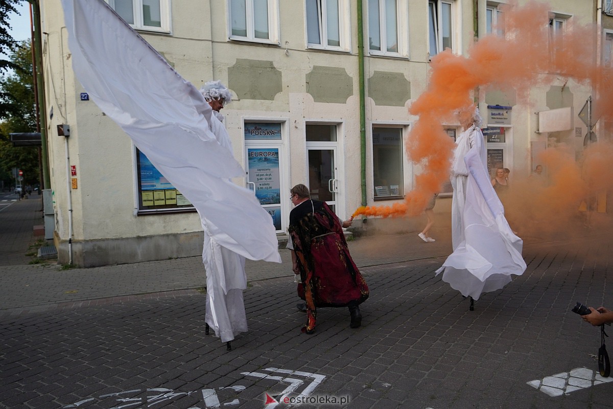 InQbator 2023: Barwna parada teatralnej trupy ulicami Ostrołęki [8.09.2023] - zdjęcie #19 - eOstroleka.pl