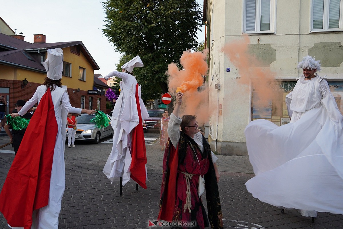 InQbator 2023: Barwna parada teatralnej trupy ulicami Ostrołęki [8.09.2023] - zdjęcie #20 - eOstroleka.pl