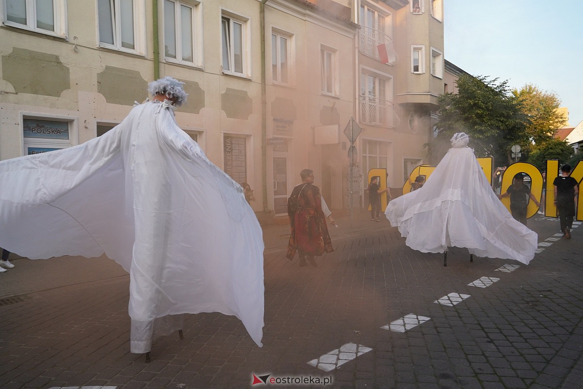 InQbator 2023: Barwna parada teatralnej trupy ulicami Ostrołęki [8.09.2023] - zdjęcie #21 - eOstroleka.pl