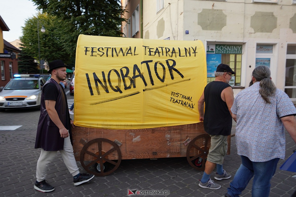 InQbator 2023: Barwna parada teatralnej trupy ulicami Ostrołęki [8.09.2023] - zdjęcie #84 - eOstroleka.pl