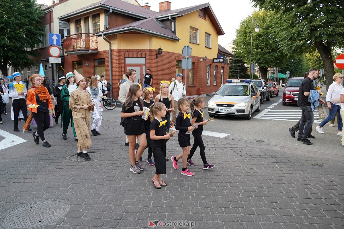 InQbator 2023: Barwna parada teatralnej trupy ulicami Ostrołęki [8.09.2023] - zdjęcie #23 - eOstroleka.pl
