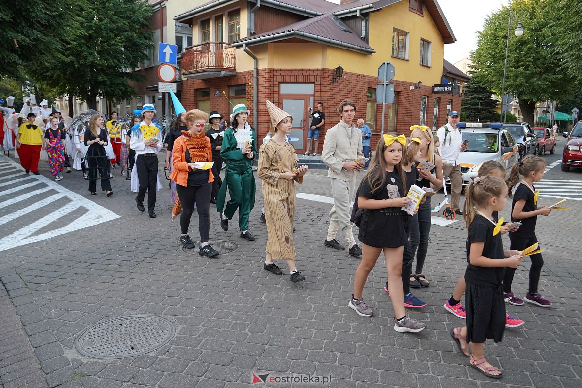 InQbator 2023: Barwna parada teatralnej trupy ulicami Ostrołęki [8.09.2023] - zdjęcie #24 - eOstroleka.pl