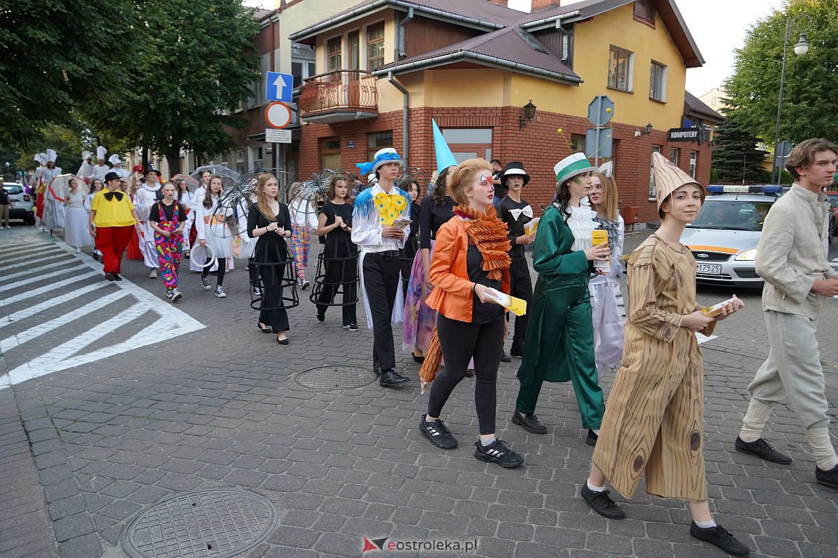 InQbator 2023: Barwna parada teatralnej trupy ulicami Ostrołęki [8.09.2023] - zdjęcie #25 - eOstroleka.pl