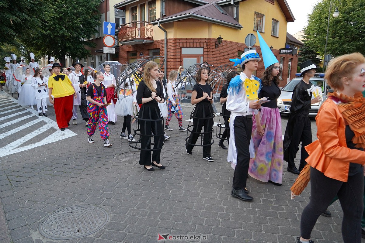 InQbator 2023: Barwna parada teatralnej trupy ulicami Ostrołęki [8.09.2023] - zdjęcie #26 - eOstroleka.pl