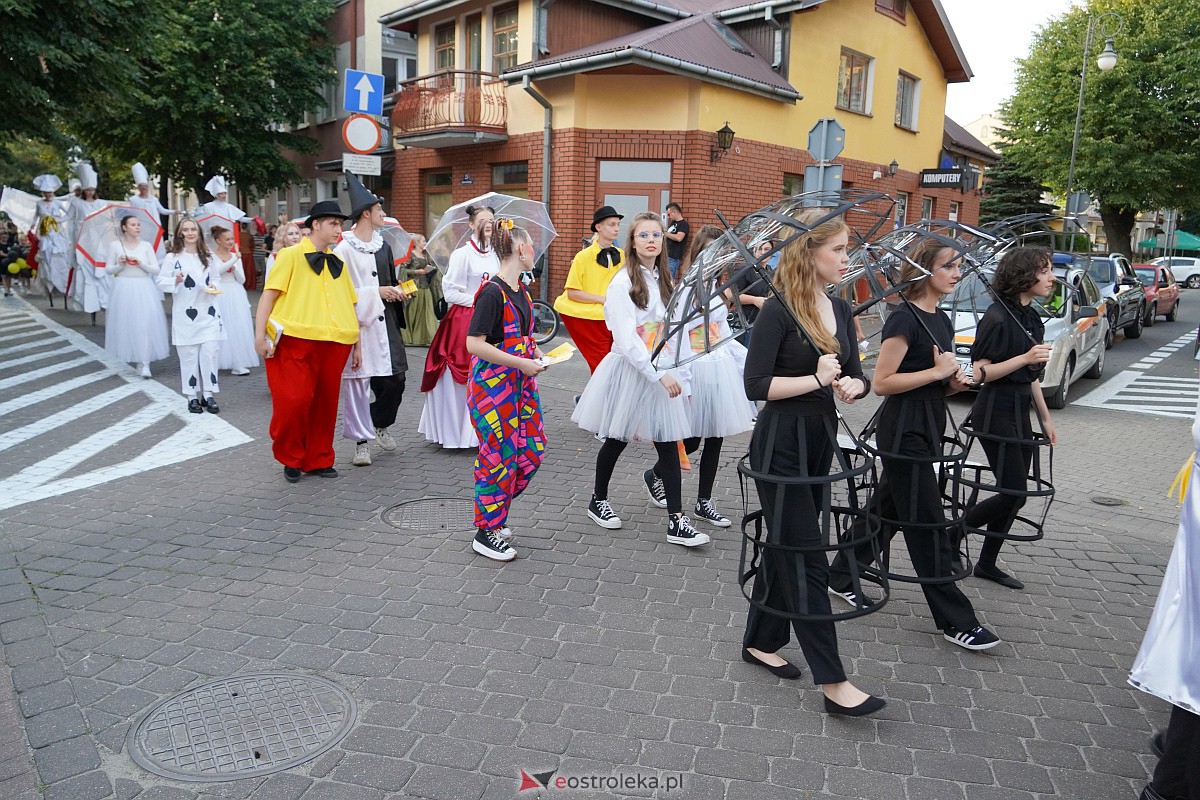InQbator 2023: Barwna parada teatralnej trupy ulicami Ostrołęki [8.09.2023] - zdjęcie #27 - eOstroleka.pl