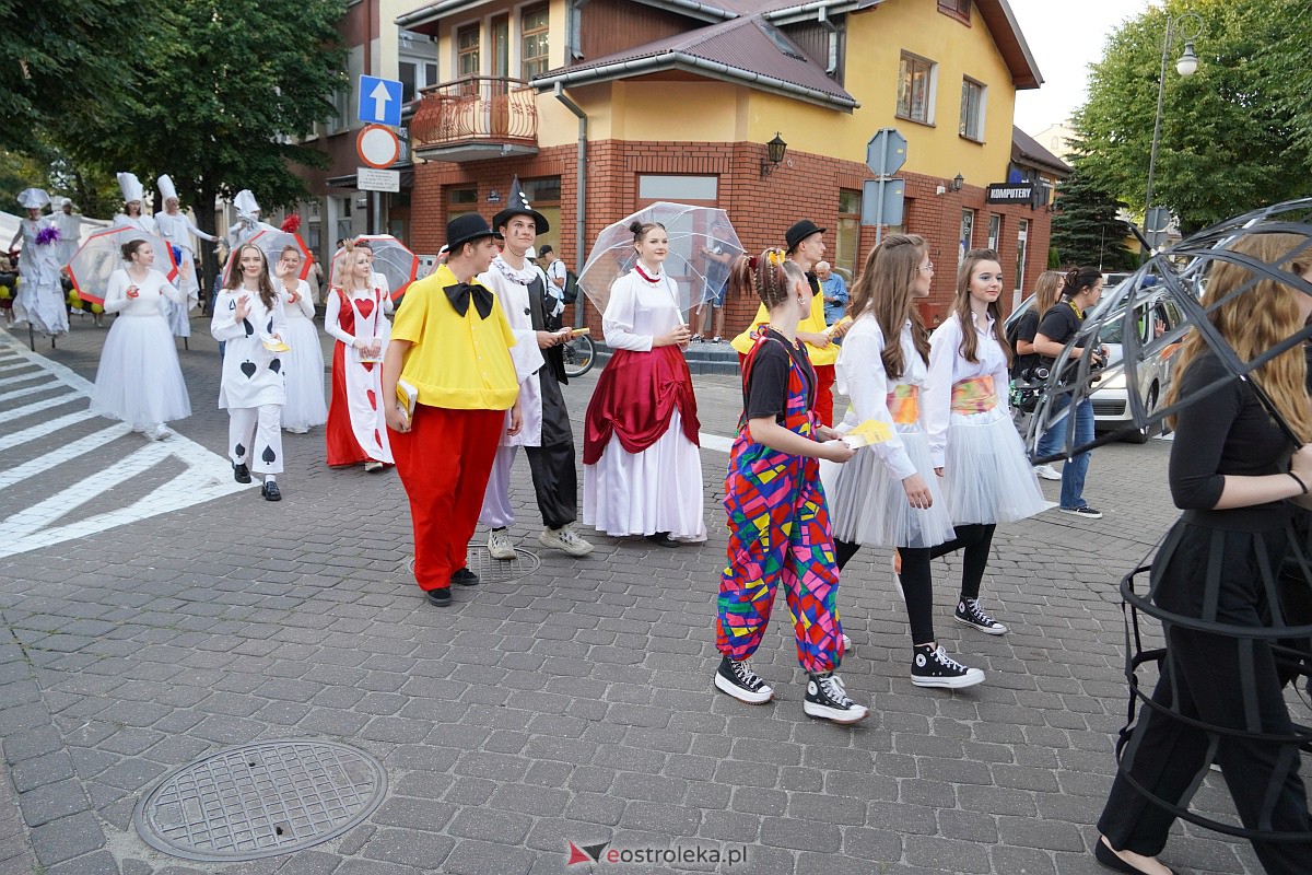 InQbator 2023: Barwna parada teatralnej trupy ulicami Ostrołęki [8.09.2023] - zdjęcie #28 - eOstroleka.pl