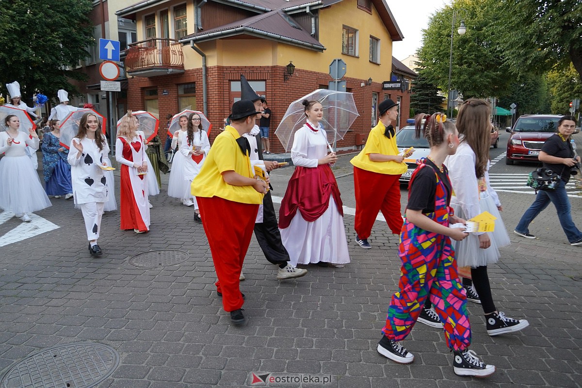 InQbator 2023: Barwna parada teatralnej trupy ulicami Ostrołęki [8.09.2023] - zdjęcie #29 - eOstroleka.pl