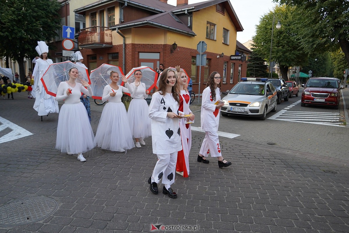 InQbator 2023: Barwna parada teatralnej trupy ulicami Ostrołęki [8.09.2023] - zdjęcie #30 - eOstroleka.pl