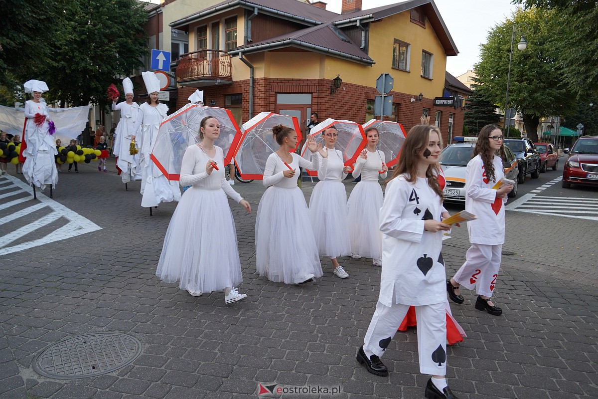 InQbator 2023: Barwna parada teatralnej trupy ulicami Ostrołęki [8.09.2023] - zdjęcie #31 - eOstroleka.pl