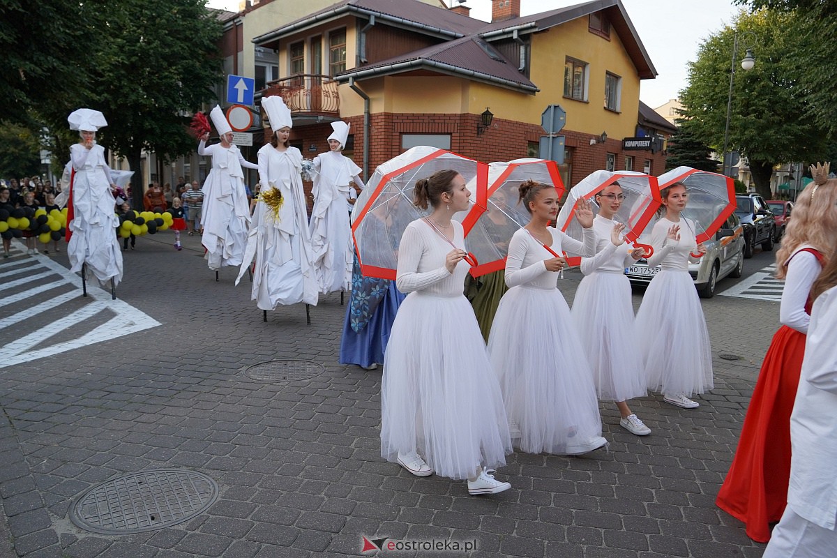 InQbator 2023: Barwna parada teatralnej trupy ulicami Ostrołęki [8.09.2023] - zdjęcie #32 - eOstroleka.pl