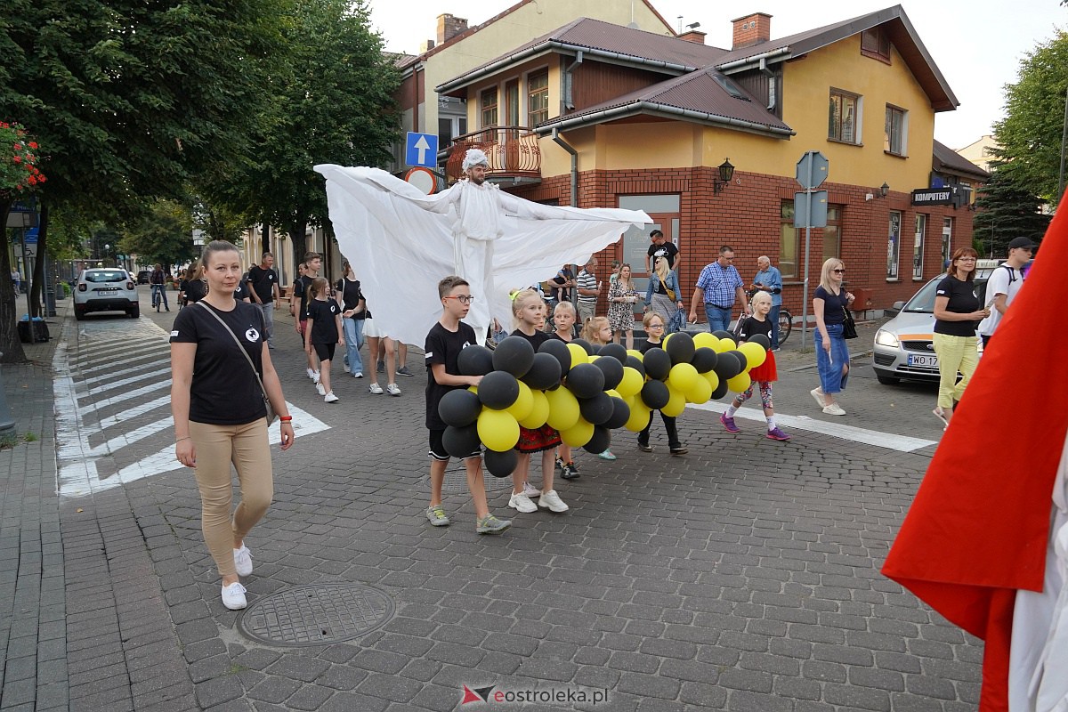 InQbator 2023: Barwna parada teatralnej trupy ulicami Ostrołęki [8.09.2023] - zdjęcie #33 - eOstroleka.pl