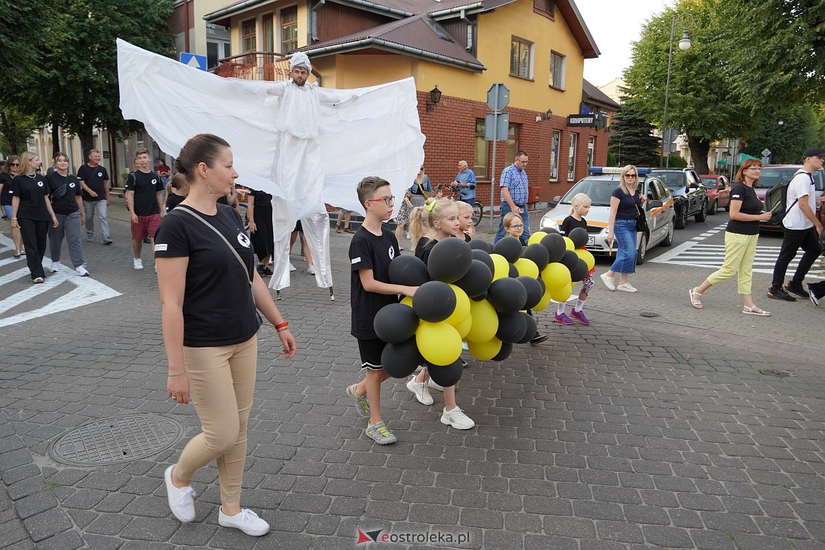 InQbator 2023: Barwna parada teatralnej trupy ulicami Ostrołęki [8.09.2023] - zdjęcie #34 - eOstroleka.pl