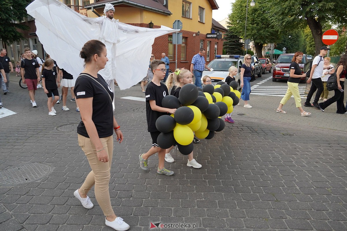 InQbator 2023: Barwna parada teatralnej trupy ulicami Ostrołęki [8.09.2023] - zdjęcie #35 - eOstroleka.pl