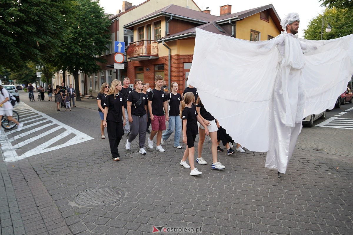 InQbator 2023: Barwna parada teatralnej trupy ulicami Ostrołęki [8.09.2023] - zdjęcie #36 - eOstroleka.pl
