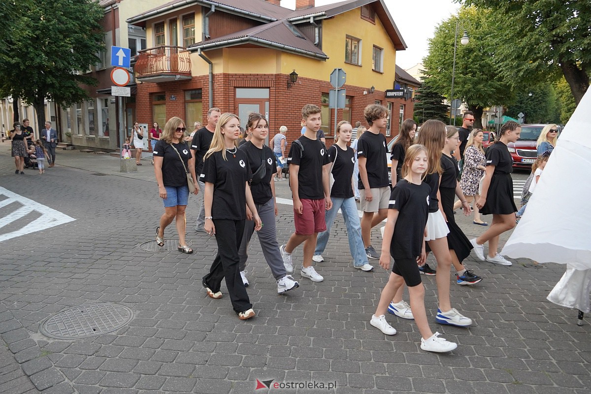 InQbator 2023: Barwna parada teatralnej trupy ulicami Ostrołęki [8.09.2023] - zdjęcie #37 - eOstroleka.pl