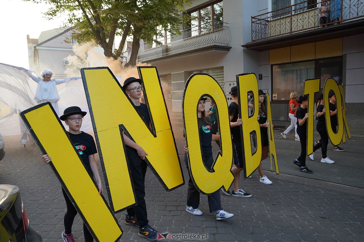 InQbator 2023: Barwna parada teatralnej trupy ulicami Ostrołęki [8.09.2023] - zdjęcie #68 - eOstroleka.pl