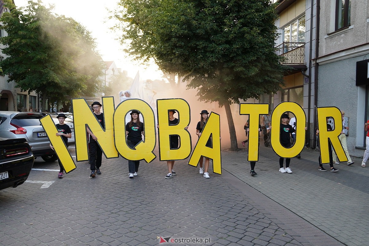 InQbator 2023: Barwna parada teatralnej trupy ulicami Ostrołęki [8.09.2023] - zdjęcie #39 - eOstroleka.pl