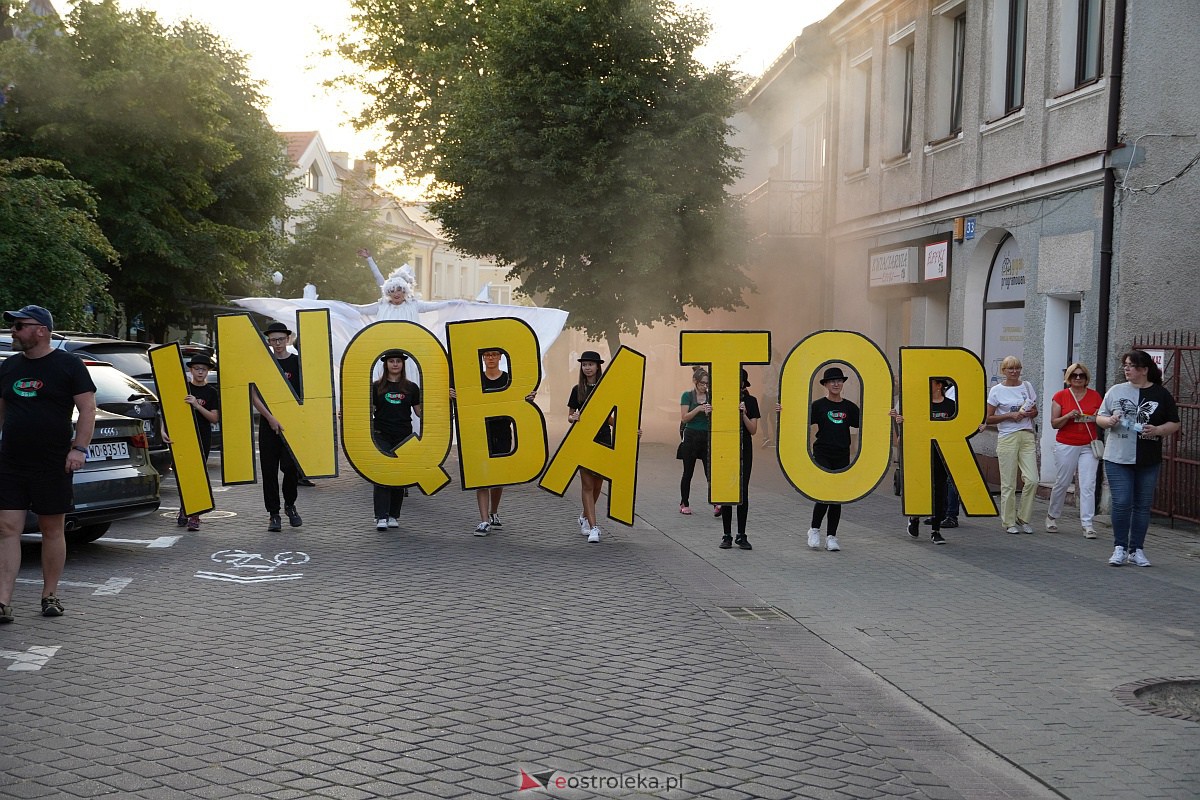 InQbator 2023: Barwna parada teatralnej trupy ulicami Ostrołęki [8.09.2023] - zdjęcie #40 - eOstroleka.pl