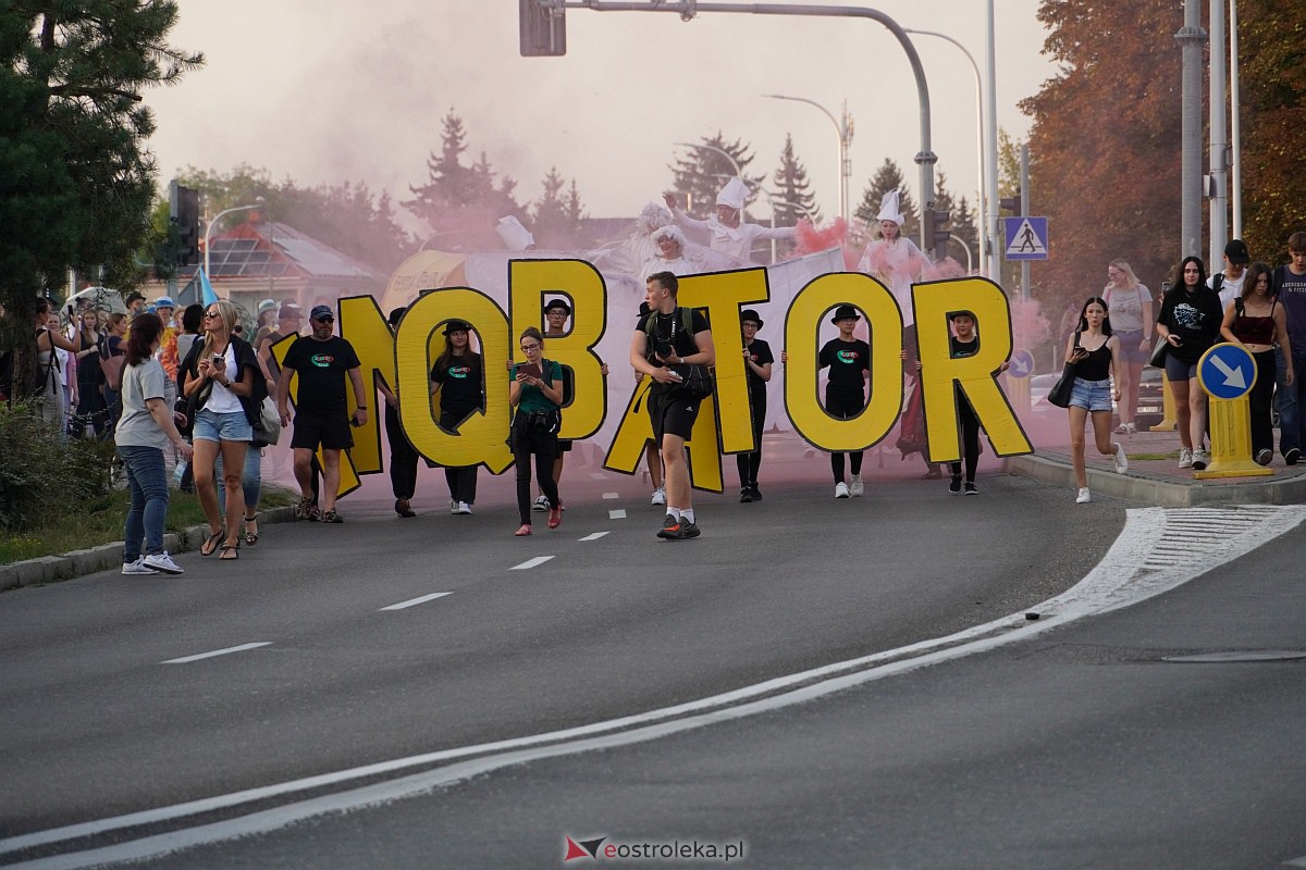 InQbator 2023: Barwna parada teatralnej trupy ulicami Ostrołęki [8.09.2023] - zdjęcie #65 - eOstroleka.pl