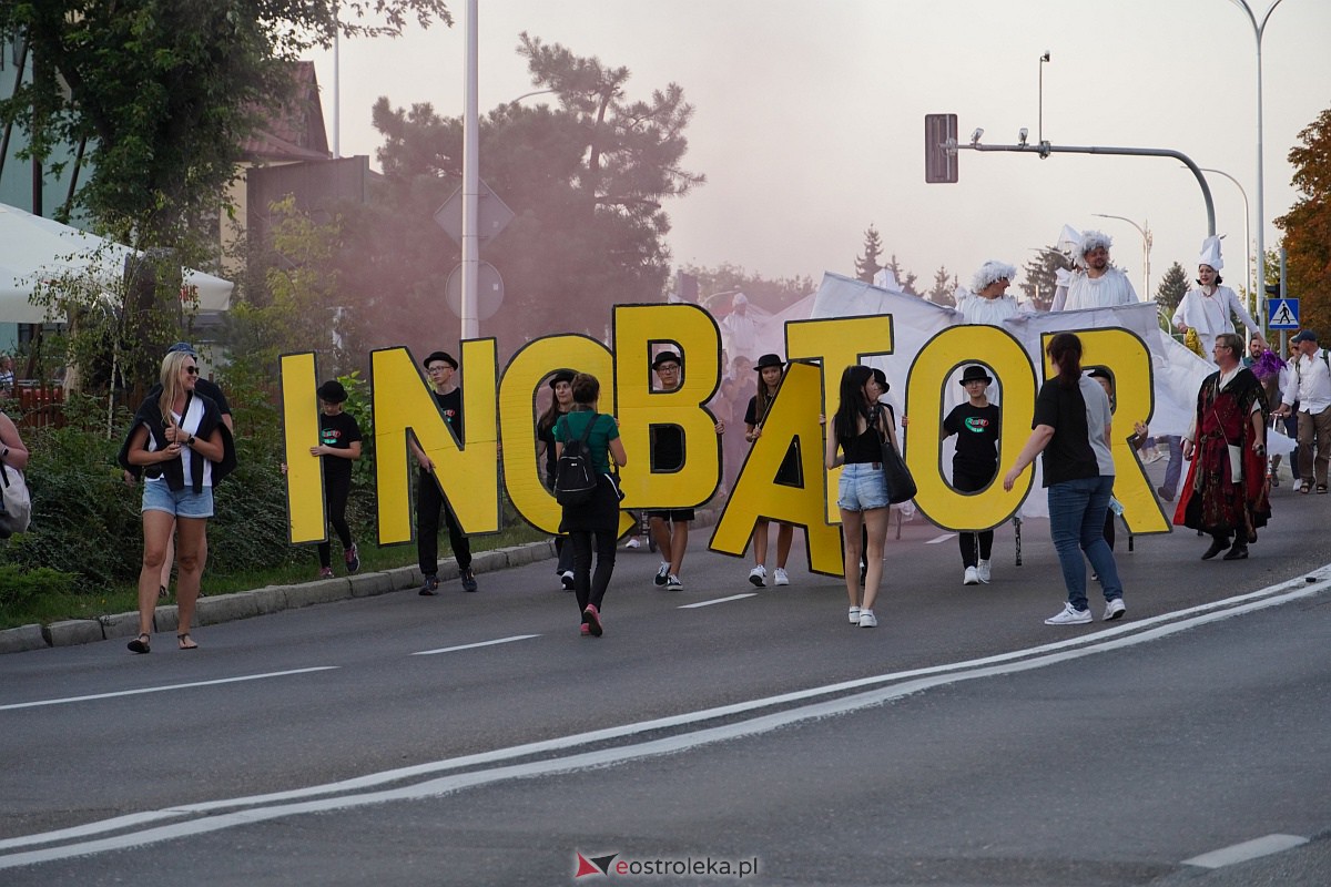 InQbator 2023: Barwna parada teatralnej trupy ulicami Ostrołęki [8.09.2023] - zdjęcie #42 - eOstroleka.pl