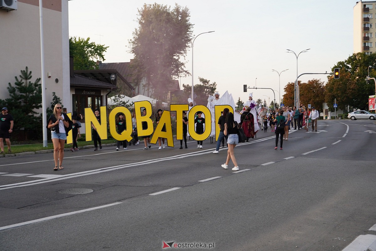 InQbator 2023: Barwna parada teatralnej trupy ulicami Ostrołęki [8.09.2023] - zdjęcie #63 - eOstroleka.pl