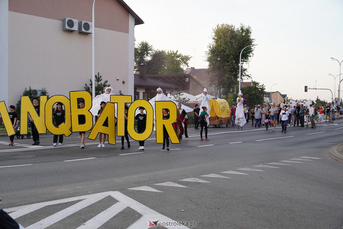 InQbator 2023: Barwna parada teatralnej trupy ulicami Ostrołęki [8.09.2023] - zdjęcie #44 - eOstroleka.pl