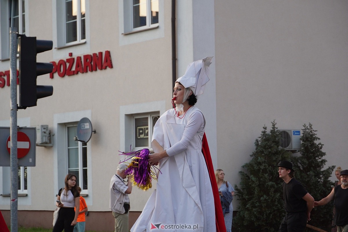 InQbator 2023: Barwna parada teatralnej trupy ulicami Ostrołęki [8.09.2023] - zdjęcie #60 - eOstroleka.pl