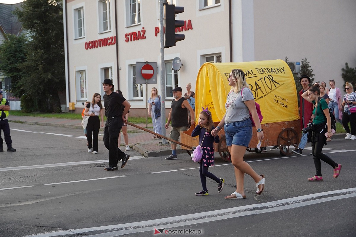 InQbator 2023: Barwna parada teatralnej trupy ulicami Ostrołęki [8.09.2023] - zdjęcie #48 - eOstroleka.pl