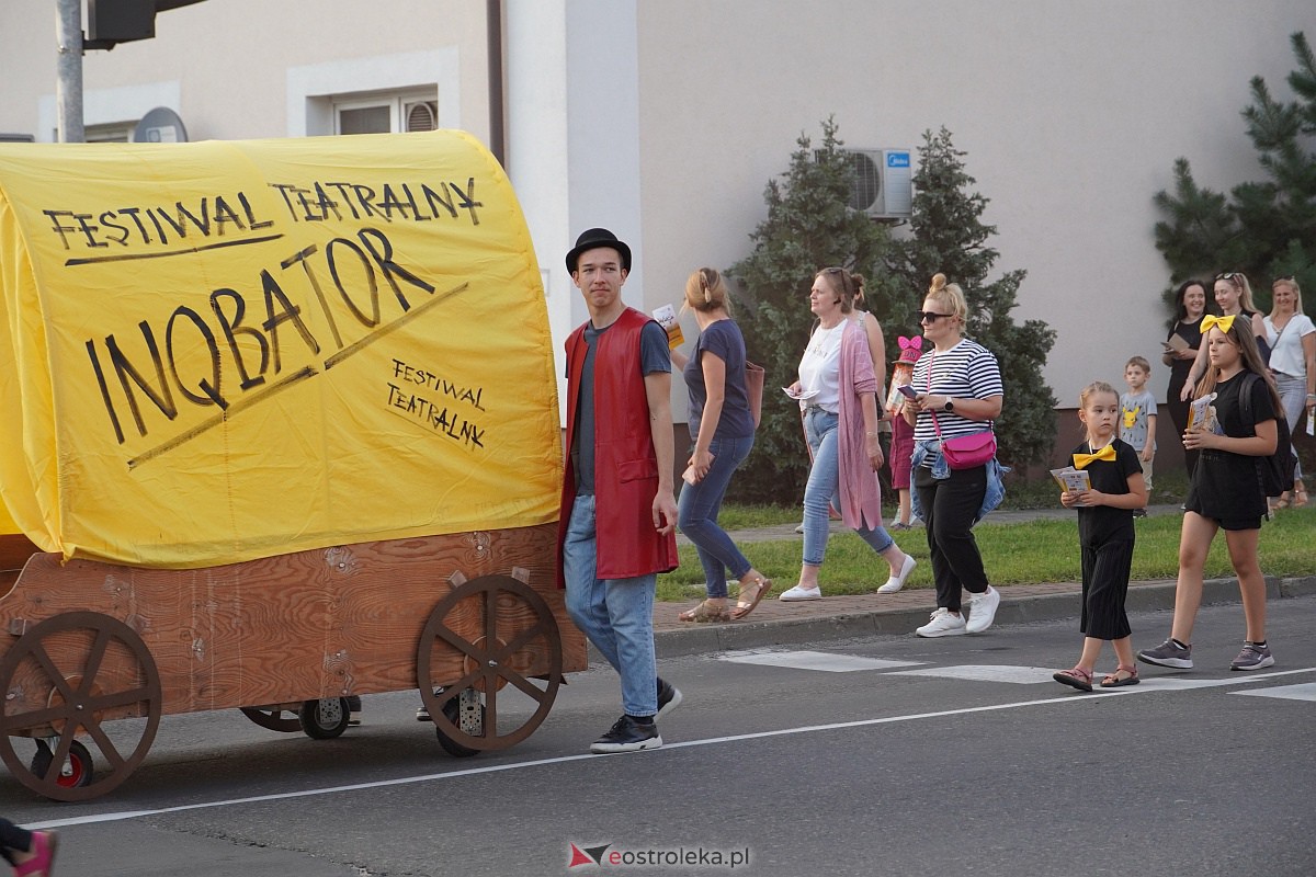 InQbator 2023: Barwna parada teatralnej trupy ulicami Ostrołęki [8.09.2023] - zdjęcie #57 - eOstroleka.pl
